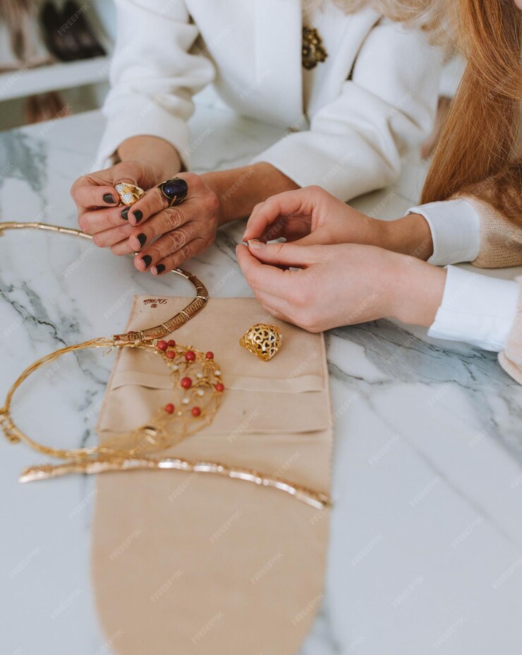 Consulting a Fashion Stylist to Learn How to Pick Jewelry